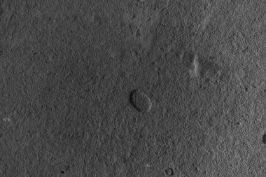 Gök cisminin yüzeyinde ince toz ve küçük kayalık oluşumlar vardır..