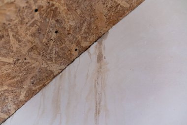 Duvardaki su lekeleri sızıntı ya da nem sorunlarını gösteriyor..