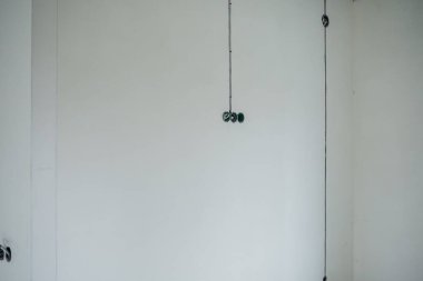 İçerideki boş bir duvarda minimalist oda dekorasyonu..