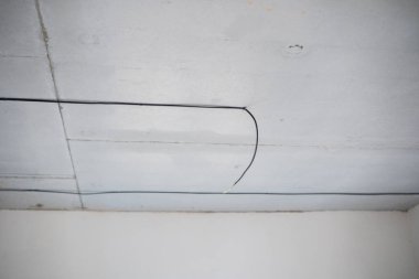 Tavanda çatlaklar görünüyor. Bu da binanın yapısında olası sorunlar olduğunu gösteriyor..