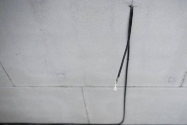 Çağdaş bir ortamda tavan boyunca uzanan kablolar görülebilir..