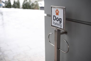 Köpek park yerini gösteren bir tabela dışarıdaki duvara sabitlendi..