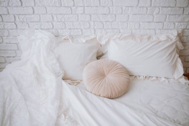 Hafif ve havadar yatak, yatak odasındaki huzurlu atmosferi arttırır..