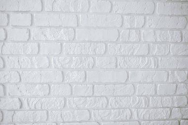 Parlak beyaz tuğla duvar çeşitli ayarlar için temiz, minimalist bir zemin sunar.