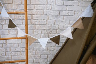 Tarafsız tonlarda kumaştan yapılmış kiraz desenli bir duvara asılarak dekorasyonu artırıyor..