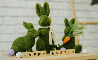 Paskalya yumurtaları ve ahşap harflerle üç yeşil tavşan süslemesi neşeli bir tema sergiliyor.