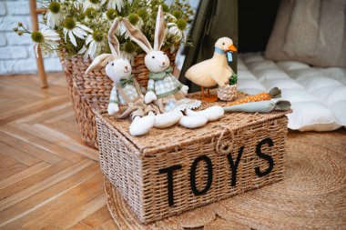 Oyuncak ve peluş karakterlerle dolu dokuma sepetle iç mekan ayarları..