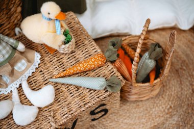 Renkli el yapımı oyuncaklar ve dekorasyonlar bir odada neşeli bir bahar havası yaratır..