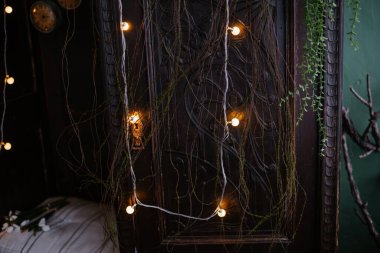 Yumuşak ışıklar şık, doğadan esinlenilmiş bir oda ortamında sıcak bir ortam yaratır..