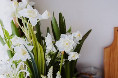 Yeşil yapraklı narin beyaz çiçekler içeride sakin bir atmosfer yaratır..