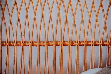 Karmaşık ahşap dokuma modern bir yaşam alanına doku katar ve sıcaklığı davet eder..