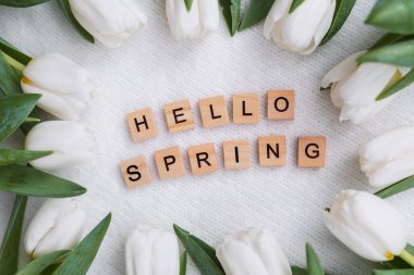 Tahta harfler, beyaz lalelerle çevrili 