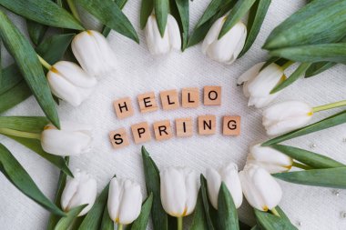 Beyaz laleler, ahşap harflerden yapılmış 