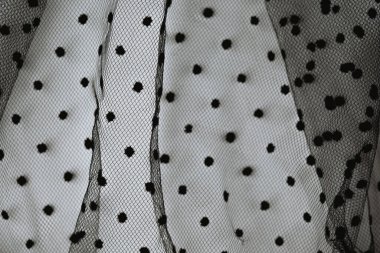 Siyah benekli zarif örgü kumaş.