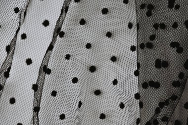 Siyah benekli zarif örgü kumaş.