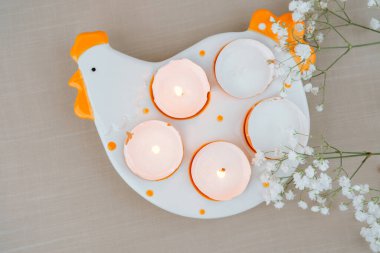  Yumurta kabuğu mumlu dekoratif tavuk tabağı. Paskalya arkaplanı.