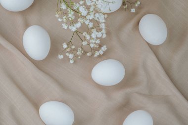 Yumuşak Kumaşta Çiçekli Beyaz Yumurtalar. Doğal sağlıklı gıda ve organik tarım kavramı