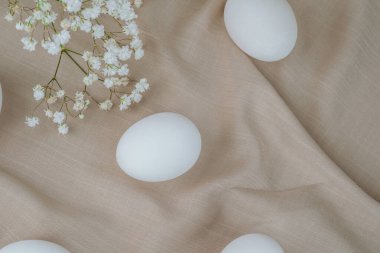 Yumuşak Kumaşta Çiçekli Beyaz Yumurtalar. Doğal sağlıklı gıda ve organik tarım kavramı