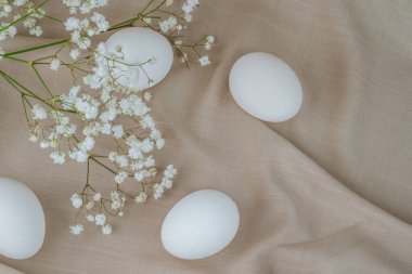 Yumuşak Kumaşta Çiçekli Beyaz Yumurtalar. Doğal sağlıklı gıda ve organik tarım kavramı