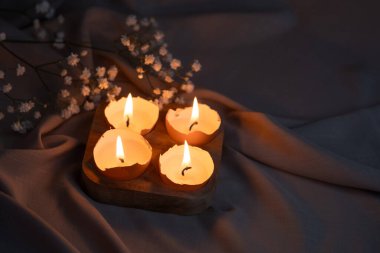 Yumurta kabuğu, çiçeklerle yanan mumlar. Paskalya arkaplanı. 