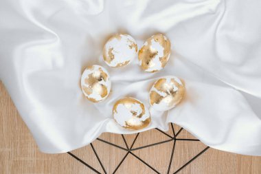 Sepette altın Paskalya yumurtaları, üst manzara. Paskalya kuşağı.