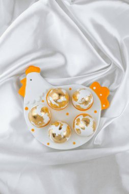 Yumurta tutacağı tabağında Paskalya yumurtası, üst manzara. Paskalya bayrağı. 