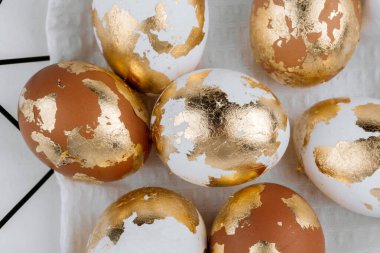 Beyaz arka planda sepetteki Paskalya altın yumurtaları, üst manzara. Paskalya bayrağı. 