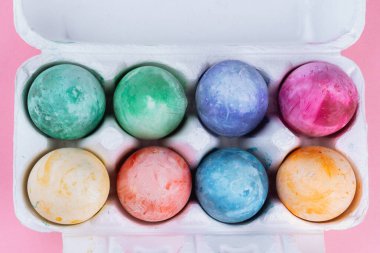 Karton bir kutuda renkli Paskalya yumurtaları. Paskalya arkaplanı.