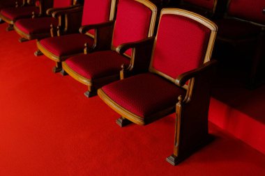 Kırmızı Döşemeli Klasik Tiyatro Koltukları