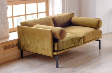  Konforlu İskandinav İlhamlı Yaşam Alanında Modern Kadife Kanepe