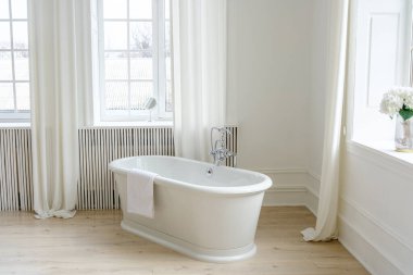 Büyük Pencereli Parlak ve Zarif Beyaz Banyo