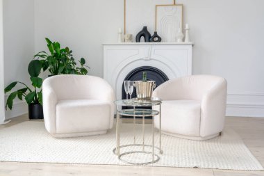 Büyük Kemerli Ayna ve Minimalist Dekor ile Modern İçişleri