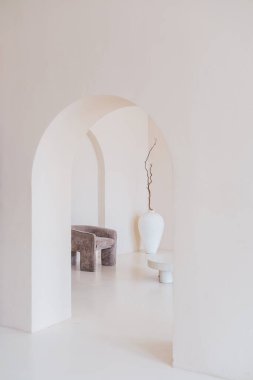 Kemerli Duvar ve vazo ile Minimalist Oturma Odası