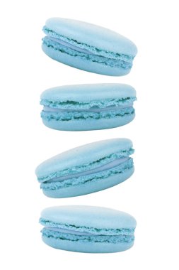 Beyaz arkaplana eğilmiş mavi badem kurabiyeleri