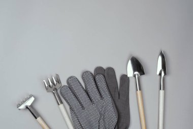 Gri Arkaplanda Eldivenli Bahçe Araçları