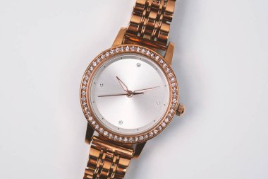 Beyaz bir arka planda zarif Rose Gold Kol Saati
