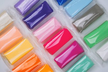 Plastik Paketlerde Parlak Renkli Kil Modelleme