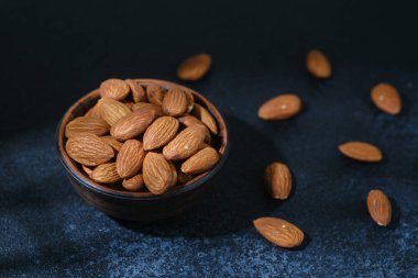 Tahta kasedeki badem manzarası sağlıklı yiyecek konsepti