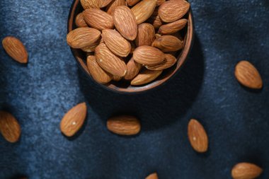 Tahta kasedeki badem manzarası sağlıklı yiyecek konsepti