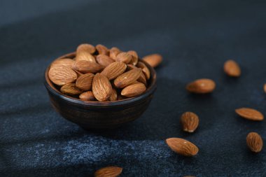 Bademlerin ahşap kasede yakın çekim sağlıklı diyet konsepti