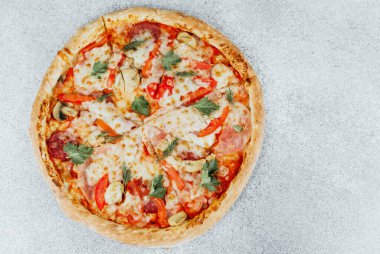 Peynirli, biberli ve biberli lezzetli bir pizza. Yemek için hazır..