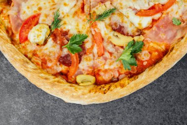 Peynirli, pepperonili, biberli ve otlu taze bir pizza....