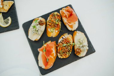 Lezzetli aperatifler bir tabakta sergileniyor, yaratıcılık sergileniyor..