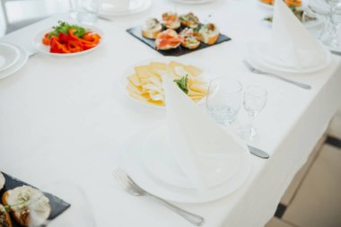 Gurme yemekleri ve zarif dekorasyonlarla servis edilen bir yemek için güzel bir masa..