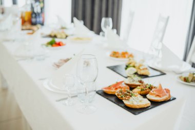 Güzel hazırlanmış bir masada gurme yemekleri ve içecekler parlak bir mekanda sergilenir..