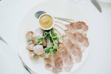 Hardallı ve yeşilliklerle süslenmiş lezzetli et çeşitleri..