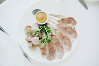 Küçük bir kâse hardalla hazırlanmış çeşit çeşit et..