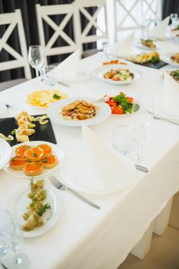 Lezzetli yemekler ve taze malzemelerle dolu güzel bir masa..