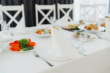 Konuklar için çeşitli yemekler ve taze sebzeler hazırlanmış güzel bir masa..