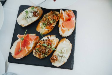 Sıradan bir açık hava etkinliği sırasında çeşitli lezzetli aperatifler bir tabağa dizilmiştir..